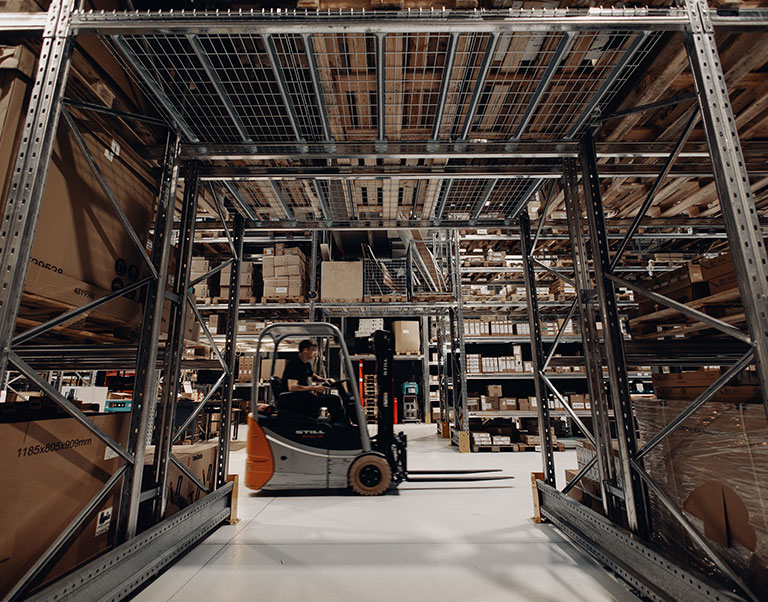 Mere rundt om kassen.